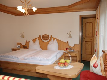 Gästehaus Rastkogel Zimmerkategorien Komfortdoppelzimmer mit Wohnecke