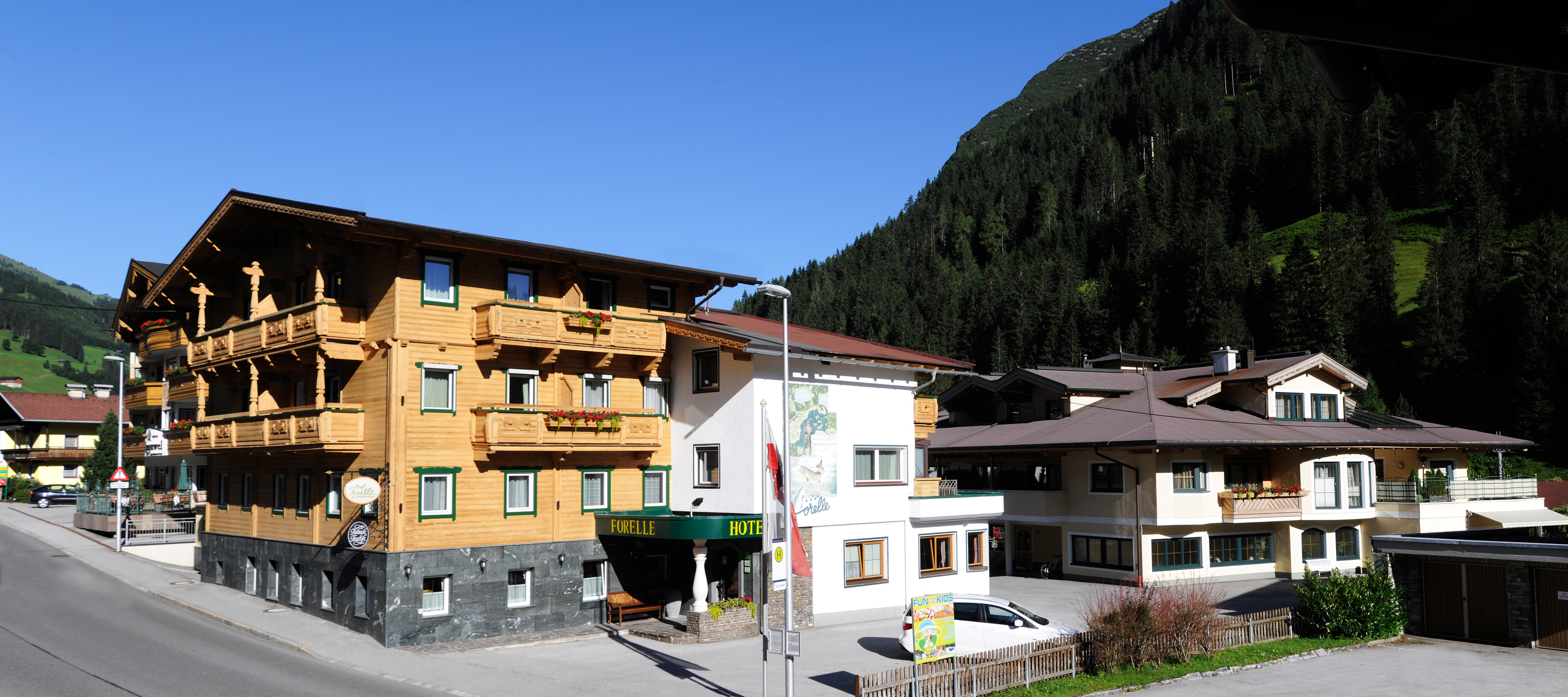 Pensionen - Ellbögen - Gästehaus vorne, dahinter Hotel Garni - Hotel Garni**** + Gästehaus***