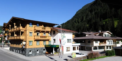 Pensionen - Balkon - Innsbruck - Gästehaus vorne, dahinter Hotel Garni - Hotel Garni**** + Gästehaus***