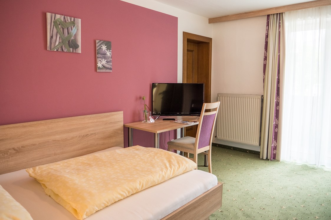 Frühstückspension: Einbettzimmer mit Dusche, Wc, Telefon,TV, kostenloses W-lan und Südbalkon - Pension Gstrein