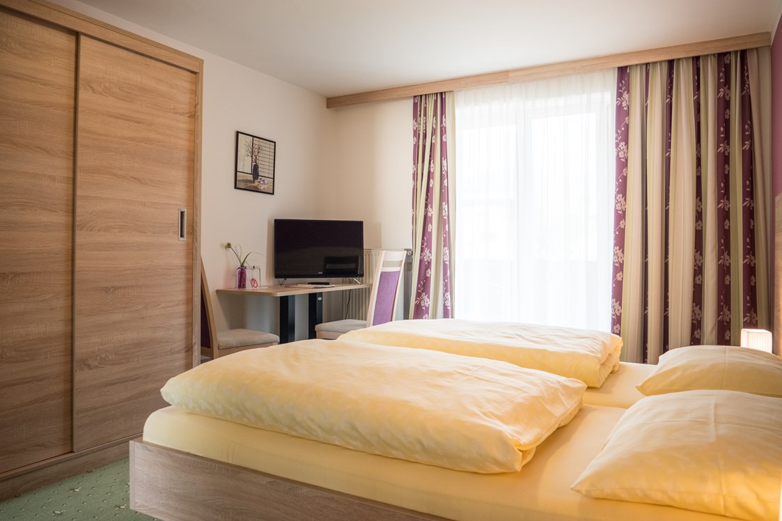 Frühstückspension: Doppelzimmer mit Dusche, Wc, Telefon,TV, kostenloses W-lan und Südbalkon - Pension Gstrein