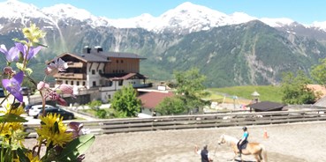 Pensionen - Tiroler Oberland - Ferienwohnung der Veitenhof im Ötztal mit Reitplatz Sommer - Bio & Reiterhof der Veitenhof