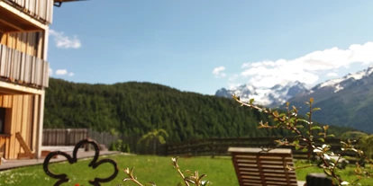 Pensionen - WLAN - Ötztal - Appartements der Veitenhof in Tirol - Gartenlounge mit Panoramablick  - Bio & Reiterhof der Veitenhof