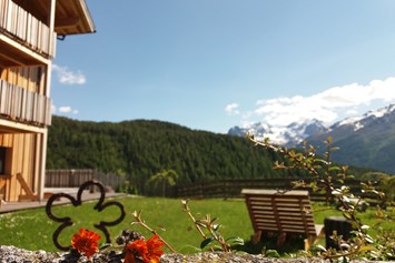 Frühstückspension: Appartements der Veitenhof in Tirol - Gartenlounge mit Panoramablick  - Bio & Reiterhof der Veitenhof