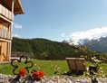 Frühstückspension: Appartements der Veitenhof in Tirol - Gartenlounge mit Panoramablick  - Bio & Reiterhof der Veitenhof