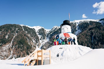 Frühstückspension: 11m hoher Schneemann Niederthai Ötztal der Veitenhof Langlaufparadies - Bio & Reiterhof der Veitenhof