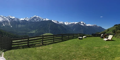 Pensionen - WLAN - Ötztal - Appartements Biobauernhof der Veitenhof Gartenlounge Sommer Niederthai im Ötztal in Tirol  - Bio & Reiterhof der Veitenhof