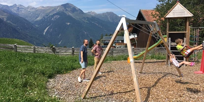 Pensionen - WLAN - Ötztal - Kinderspielplatz Schaukel Niederthai im Ötztal Ferienwohnungen der Veitenhof Sommer Familienurlaub - Bio & Reiterhof der Veitenhof