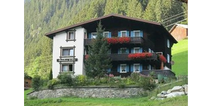 Pensionen - Umgebungsschwerpunkt: Berg - Lech - Hausansicht Sommer - Gästehaus Sahler, Andrea Sahler