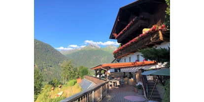 Pensionen - Parkplatz: kostenlos bei der Pension - Osttirol - Außenansicht unseres Hauses mit unserer 60 m langen Sonnenterrasse. - Gästehaus Schlossnerhof***