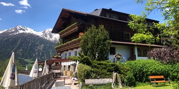 Pensionen - Osttirol - Außenansicht unseres Haus mit Sonnenterrasse - Gästehaus Schlossnerhof***