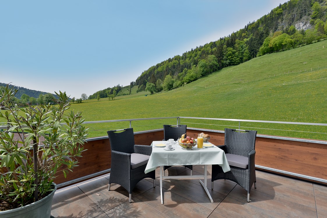 Frühstückspension: Sonnenterrasse für unsere Gäste , zum Entspannen und den Abend ausklingen lassen - Hotel Garni Tirol im Kaiserwinkel