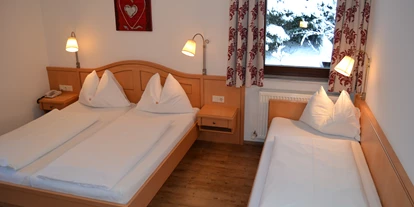 Pensionen - Parkplatz: kostenlos bei der Pension - Hallstatt - Dreibettzimmer mit Dusche/WC, Sat-TV und W-LAN - Frühstückspension Gästehaus Elisabeth