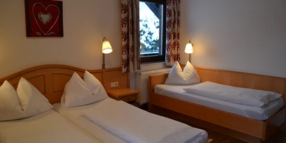 Pensionen - Parkplatz: kostenlos bei der Pension - Hallstatt - Dreibettzimmer mit Dusche/WC, Sat-TV und W-LAN - Frühstückspension Gästehaus Elisabeth