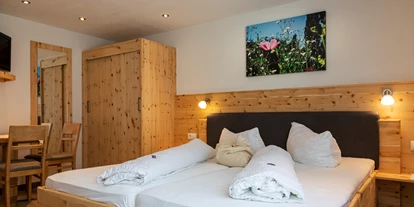 Pensionen - Serfaus - Entspannen Sie sich in unseren neu gestalteten Doppelzimmer aus Zirbenholz. Erleben Sie mit allen Sinnen den Zauber des Tiroler Stils.
Dusche, WC, Föhn
Sat-TV
Gratis WLAN
Zimmer mit Blick auf den Garten
Sonnenterrasse
Wintergarten mit gemütlicher Sitzecke Liegewiese hinter dem Haus
Sauna + Sanarium - Landhaus Gasser
