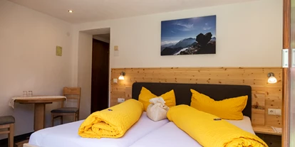 Pensionen - Serfaus - Entspannen Sie sich in unseren neu gestalteten Doppelzimmer aus Zirbenholz. Erleben Sie mit allen Sinnen den Zauber des Tiroler Stils.
Dusche, WC, Föhn
Sat-TV
Gratis WLAN
Zimmer mit Blick auf den Garten
Sonnenterrasse
Wintergarten mit gemütlicher Sitzecke Liegewiese hinter dem Haus
Sauna + Sanarium - Landhaus Gasser