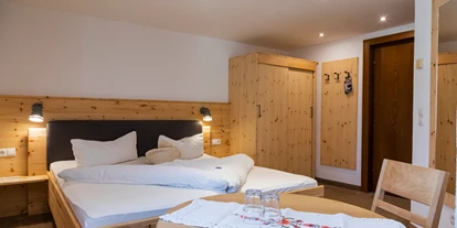Pensionen - Serfaus - Entspannen Sie sich in unseren neu gestalteten Doppelzimmer aus Zirbenholz. Erleben Sie mit allen Sinnen den Zauber des Tiroler Stils.
Dusche, WC, Föhn
Sat-TV
Gratis WLAN
Zimmer mit Blick auf den Garten
Sonnenterrasse
Wintergarten mit gemütlicher Sitzecke Liegewiese hinter dem Haus
Sauna + Sanarium - Landhaus Gasser