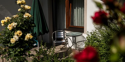 Pensionen - Serfaus - Sitzecke hinter dem Haus- Liegewiese - Landhaus Gasser