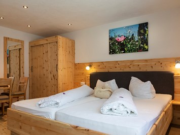 Landhaus Gasser Zimmerkategorien Doppelzimmer im Tiroler Stil Landhaus Gasser, Wenns