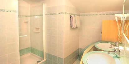 Pensionen - Naturns - Bad im Familienzimmer  - Linserhof