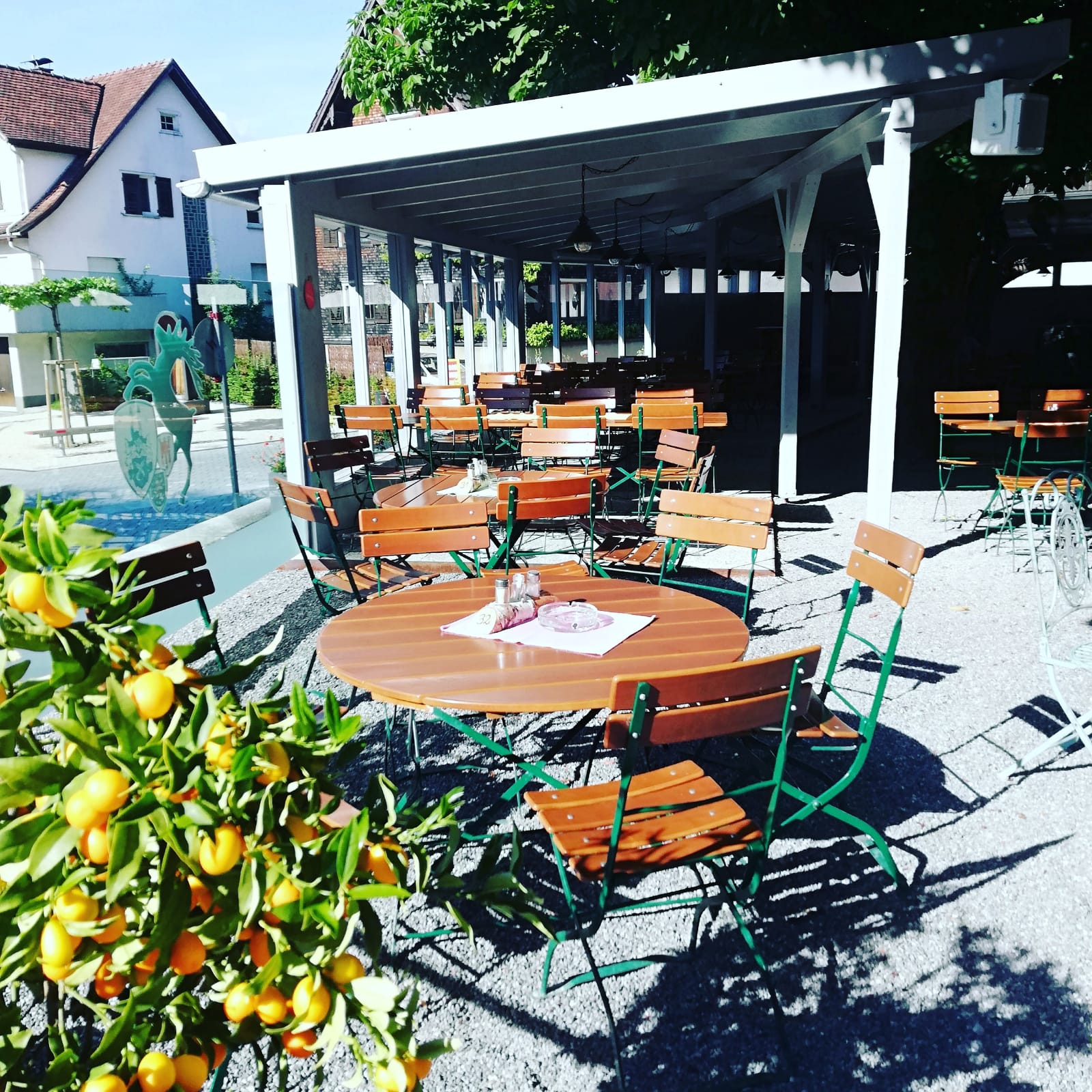 Frühstückspension: Sommerflair im großen Gastgarten - Landgasthof Hirschen Hohenems