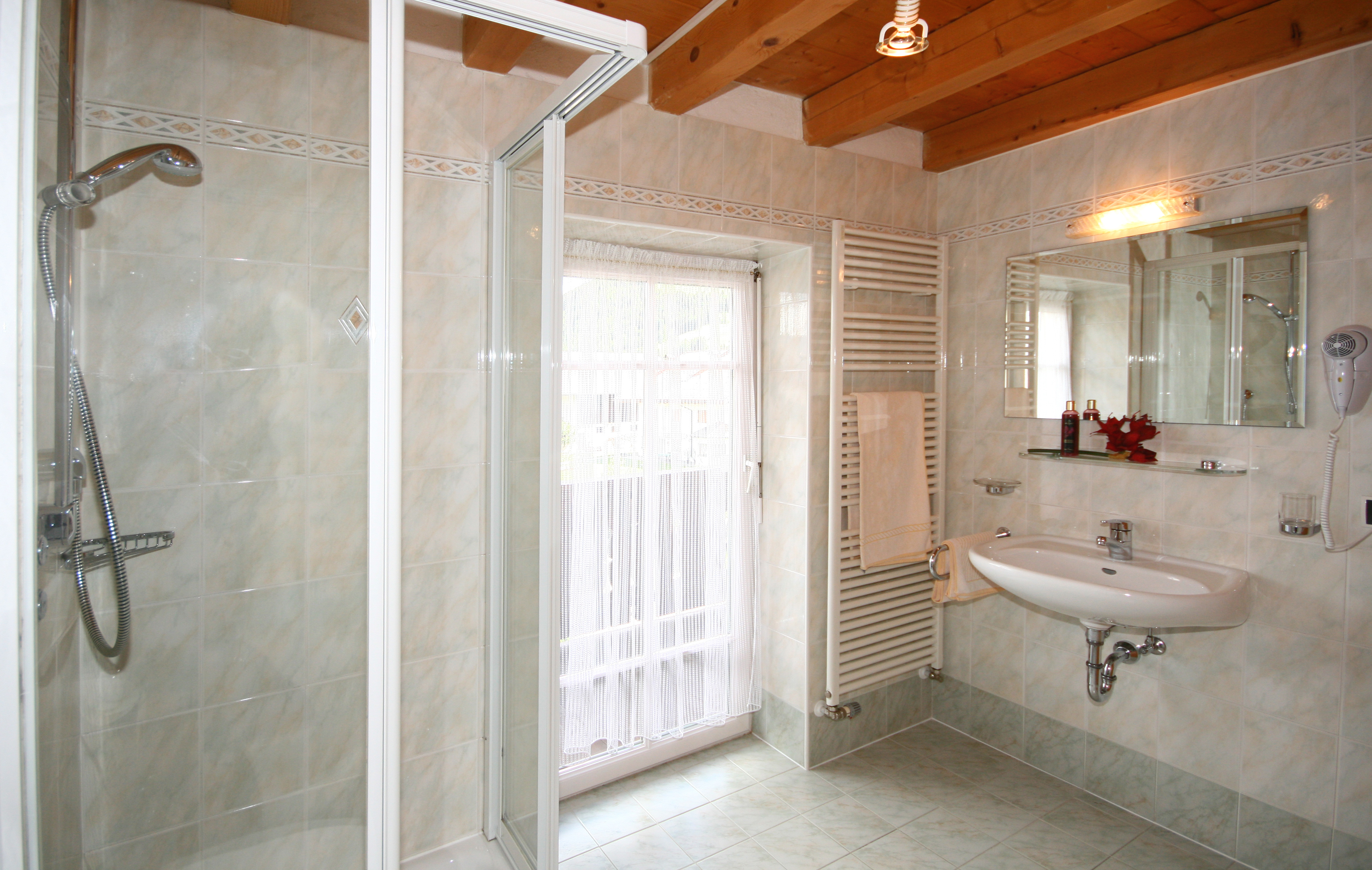 Frühstückspension: Ferienwohnung Beispiel Badezimmer - Henglerhof