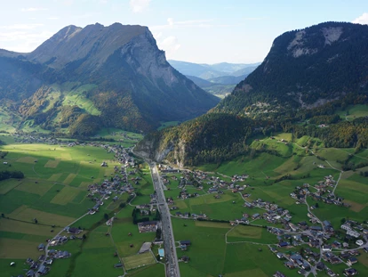 Pensionen - Balkon - Oberstdorf - Unser Hausberg - die Kansifluh - das Eingangstor nach Au-Schoppernau! Ein wunderbares Wandergebiet für alle Schwierigkeitsgrade, beliebt für Radfahrer und Mountainbiker, zentraler Ausgangspunkt für Ausflugsfahrten mit dem Auto im "Dreiländereck" oder mit dem Postbus. Kostenlose BregenzerwaldCARD für alle Sommerbergbahnen, Freibäder und Postbusse der Region. Attraktives Aktivitätenprogramm von AU-Tourismus inkludiert, bei dem Sie Land und Leute, Tradition und Architektur kennen lernen! - Wohlfühlhaus Evelin