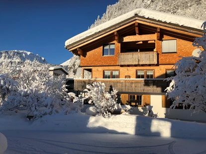 Pensionen - Balkon - Oberstdorf - Unser WohlfühlHaus im Winter! Vor der Haustüre beginnen die Wander- und Langlaufloipen. Die Schibushaltestelle ist 50 m vom Haus entfernt. - Wohlfühlhaus Evelin