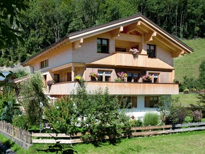 Pensionen - Balkon - Oberstdorf - Unser WohlfühlHaus im Sommer - mit herrlichem Garten, schöner Liegewiese, Sitz- und Liegemöglichkeiten, sehr ruhig! - Wohlfühlhaus Evelin