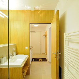 Frühstückspension: App. A, Garten  Duschen in Teil A  24 m² aus App. AB  (Schlafzimmer, Dusche/WC, kleiner Küchenblock)
kann mit Teil B durch Doppeltüre verbunden werden - Appartements Lenzikopf