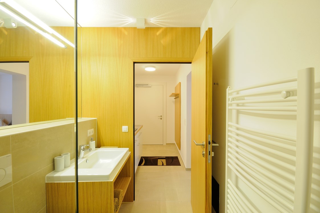 Frühstückspension: App. A, Garten  Duschen in Teil A  24 m² aus App. AB  (Schlafzimmer, Dusche/WC, kleiner Küchenblock)
kann mit Teil B durch Doppeltüre verbunden werden - Appartements Lenzikopf