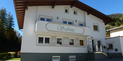 Pensionen - Restaurant - Langesthei -  
Das Haus Sabine im Tiroler Paznaun befindet sich in ruhiger Lage im Kappler Ortsteil Lochau. Erleben Sie die familiäre Atmosphäre unseres Hauses und genießen Sie Ihre Urlaubstage in unseren komfortablen Doppelzimmern.  - Privatzimmer Sabine