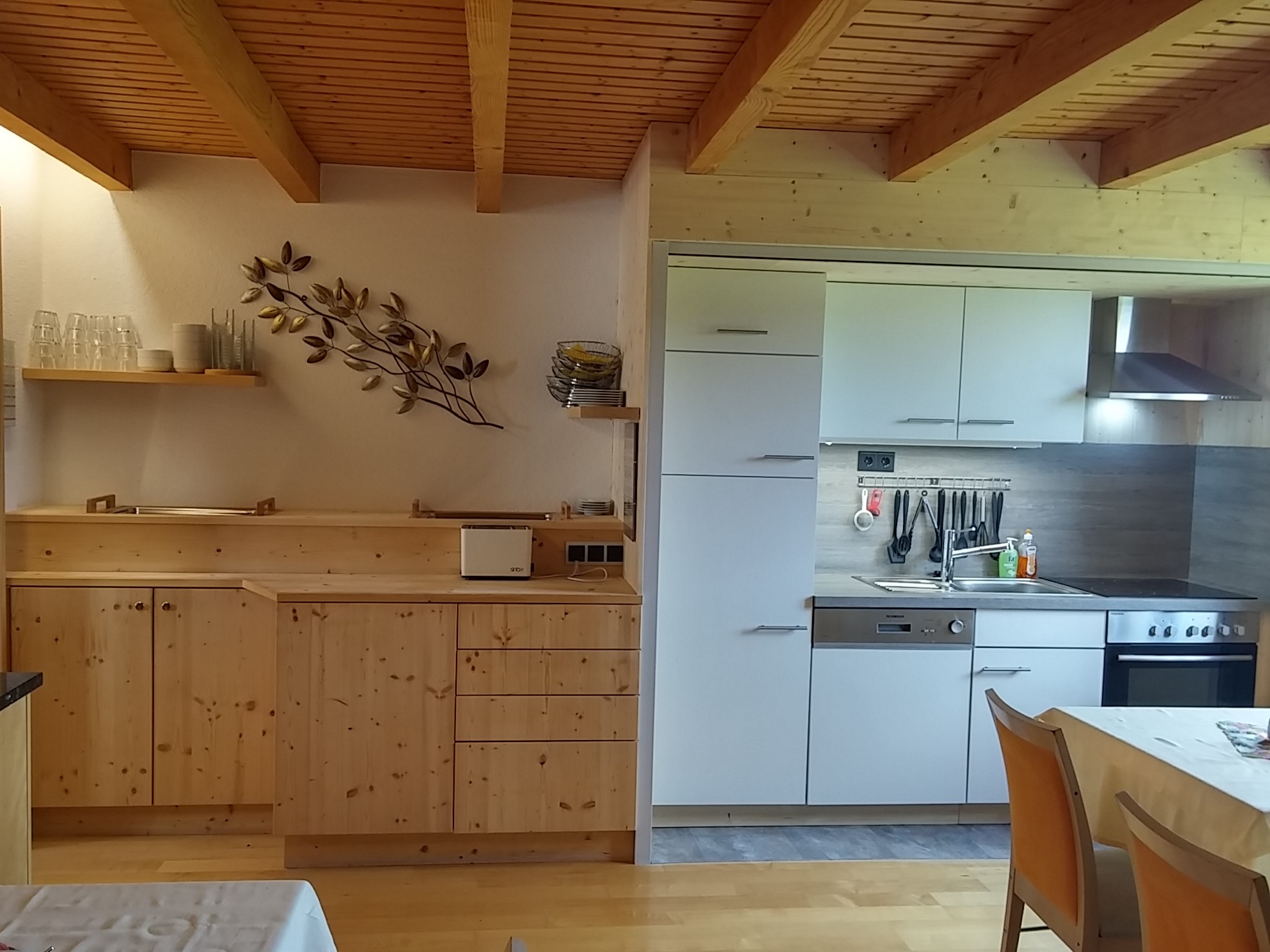 Pensionen - Balkon - Oberstdorf - Ferienwohnung  ELEMENTE
für 8 - 10 Personen

Küche und Aufenthaltsraum - Pension Sonnblick