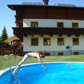 Frühstückspension: Beheiztes Schwimmbad zum abkühlen - Pension-Appartements Ötzmooshof ***