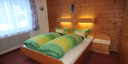 Pensionen - Garten - Vorarlberg - Zimmer 1 mit Teppichboden ca. 22 m". Mit großem Südbalkon und großer Naßzelle mit DU/WC. Weiters verfügt das Zimmer über WLAN und TV. - Gästehaus Manuela Puchmayr