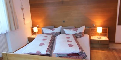 Pensionen - Garten - Vorarlberg - Zimmer 5 mit Holzboden ca. 22 m" groß mit DU/WC/TV/WLAN und großem Balkon - Gästehaus Manuela Puchmayr