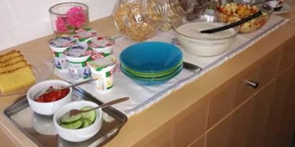 Pensionen - Garten - Vorarlberg - Frühstücks-Ecke mit regionalen Produkten - Gästehaus Manuela Puchmayr