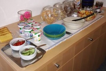 Frühstückspension: Frühstücks-Ecke mit regionalen Produkten - Gästehaus Manuela Puchmayr