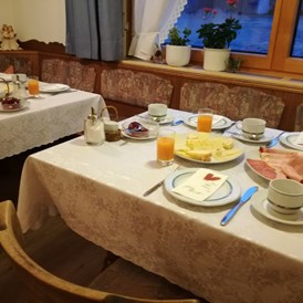 Frühstückspension: Frühstückstisch - Gästehaus Manuela Puchmayr