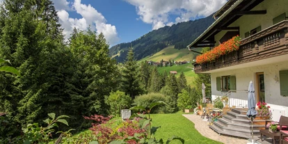 Pensionen - Parkplatz: kostenlos bei der Pension - St. Anton am Arlberg - unser Garten - Gästehaus Tannegg