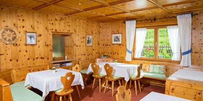 Pensionen - Parkplatz: kostenlos bei der Pension - St. Anton am Arlberg - Das ist unsere Zirbelstube sowie Frühstücks- und Aufenthaltsraum - Gästehaus Tannegg