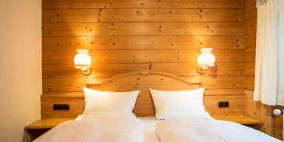 Pensionen - Parkplatz: kostenlos bei der Pension - St. Anton am Arlberg - Ferienwohnung Schlafzimmer - Gästehaus Tannegg
