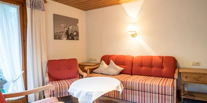 Pensionen - Parkplatz: kostenlos bei der Pension - St. Anton am Arlberg - Ferienwohnung Wohnzimmer - Gästehaus Tannegg