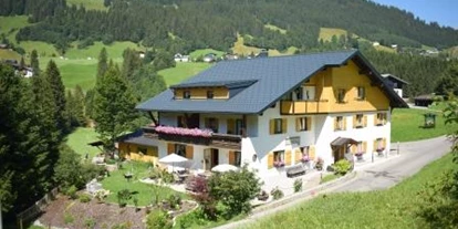 Pensionen - Parkplatz: kostenlos bei der Pension - St. Anton am Arlberg - Außenansicht Sommer - Gästehaus Tannegg
