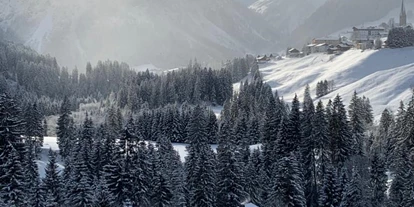 Pensionen - Parkplatz: kostenlos bei der Pension - St. Anton am Arlberg - Hausansicht im Winter - Gästehaus Tannegg