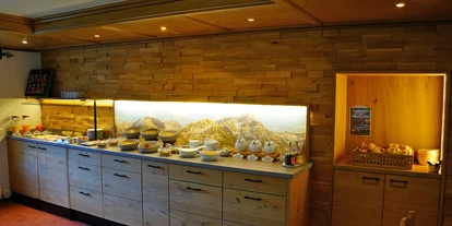 Pensionen - Parkplatz: kostenlos bei der Pension - St. Anton am Arlberg - Frühstücksbuffet - Gästehaus Tannegg