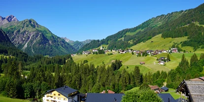 Pensionen - Parkplatz: kostenlos bei der Pension - St. Anton am Arlberg - Blick Richtung Mittelberg mit dem Widderstein und Bärenkopf - Gästehaus Tannegg