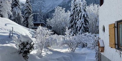 Pensionen - Parkplatz: kostenlos bei der Pension - St. Anton am Arlberg - Wintertag mit Neuschnee - Gästehaus Tannegg