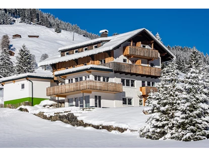 Pensionen - Parkplatz: kostenlos bei der Pension - St. Anton am Arlberg - Außenansicht im Winter - DAS KLEEMANNs