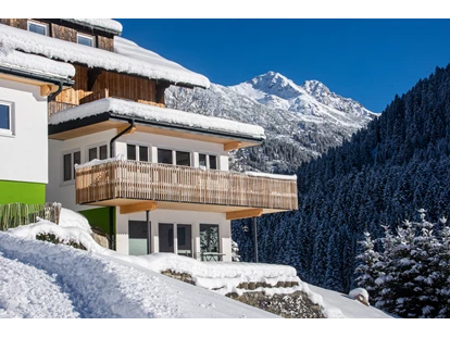 Pensionen - Parkplatz: kostenlos bei der Pension - St. Anton am Arlberg - Außenansicht im Winter - DAS KLEEMANNs